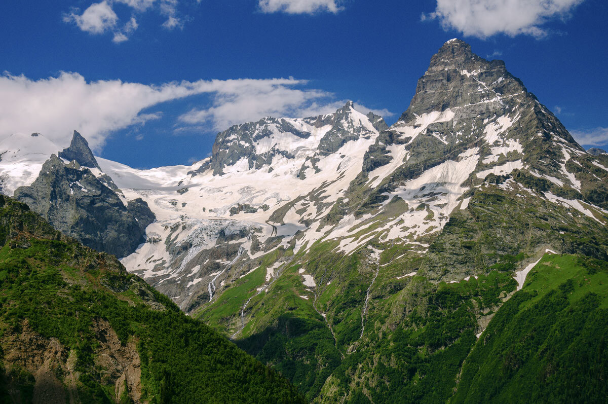 Гора белалакая Домбай фото