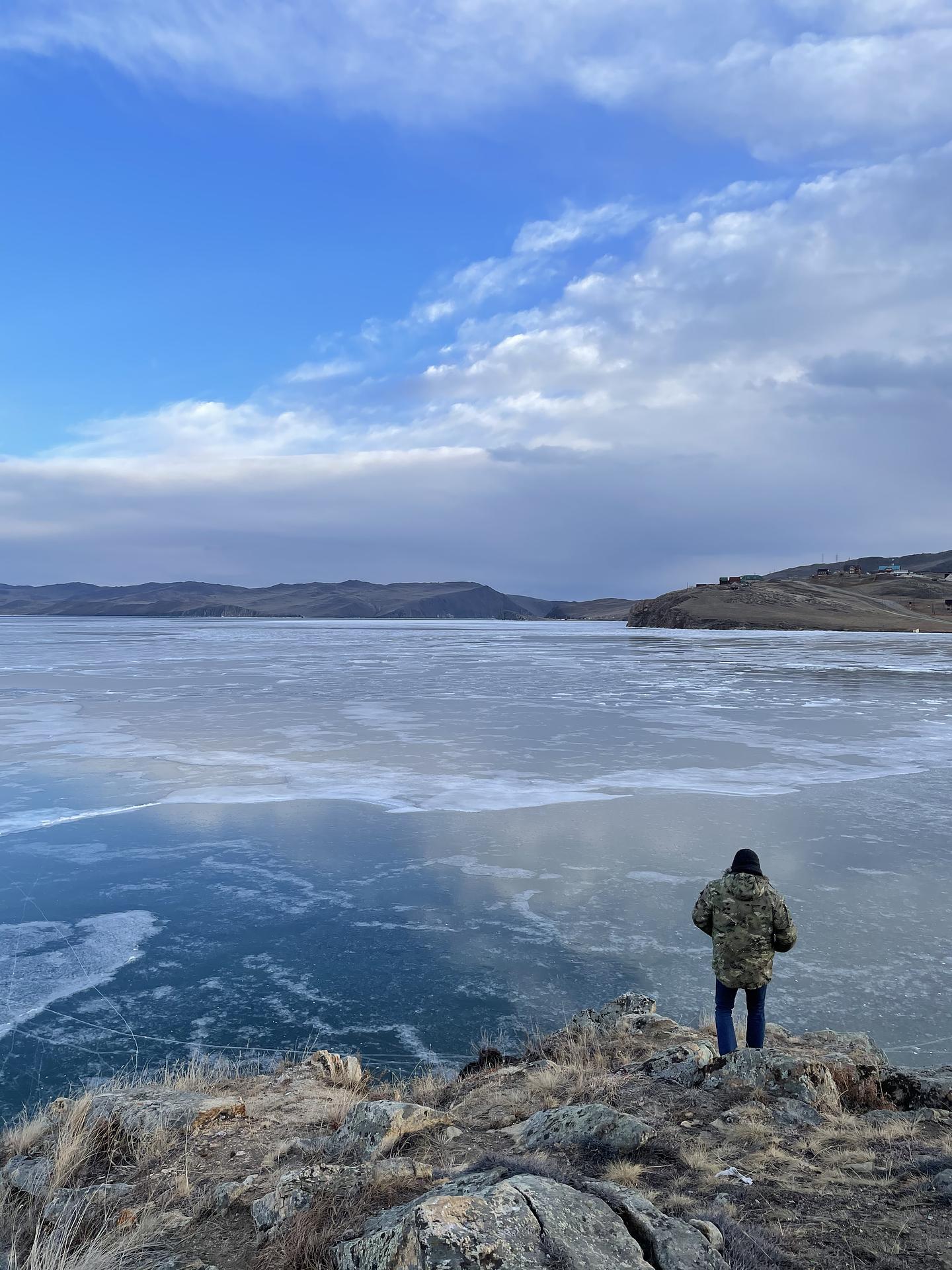 Байкал в 2024 году. Главная достопримечательность Ольхона. Грязный Байкал 2024. Снежная открытка на Байкале 2024. Байкал 2024 видео.