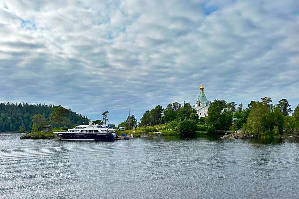 Однодневная экскурсия из Петрозаводска "Святой остров Валаам и горный парк Рускеала"